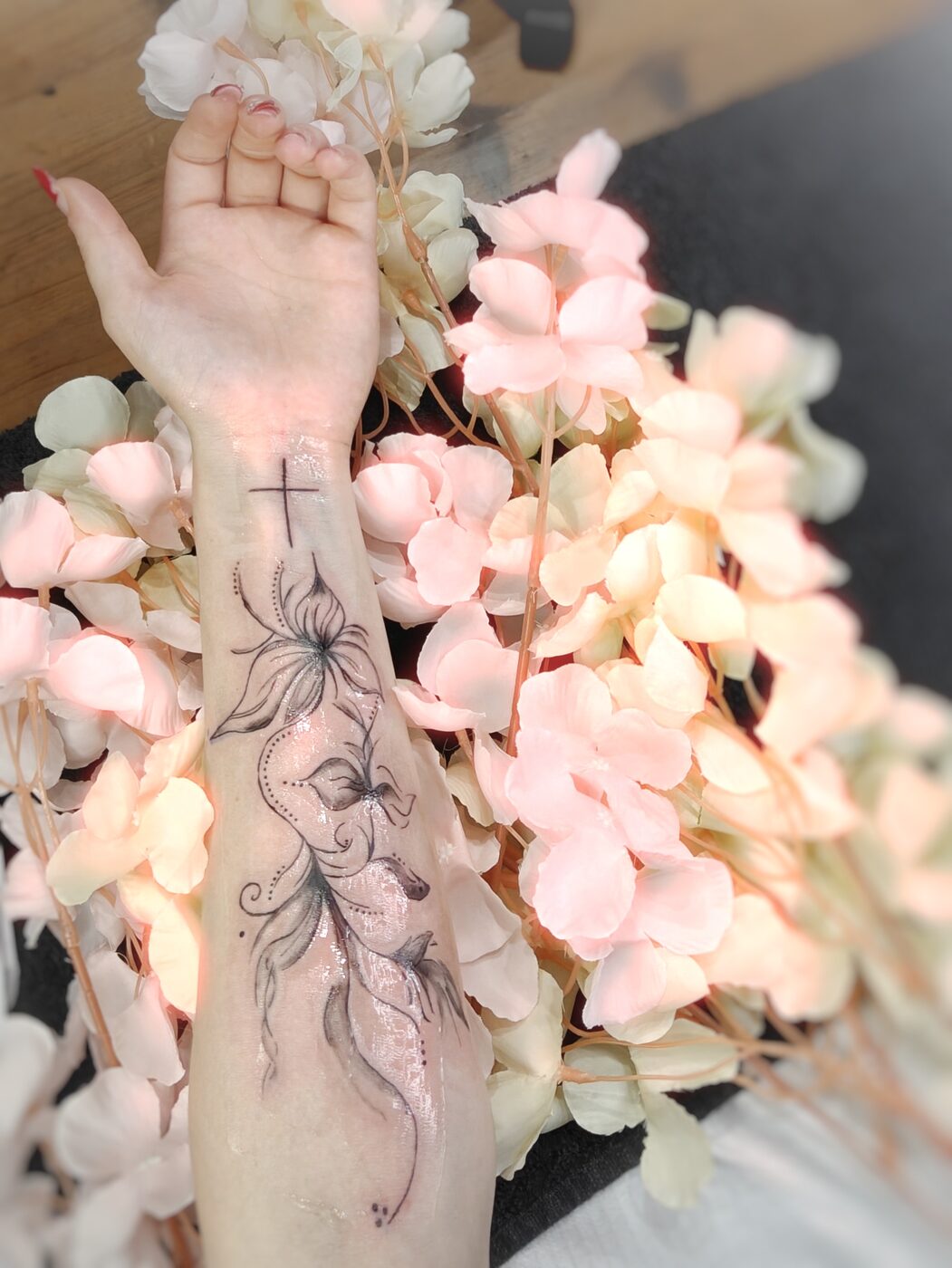 Avant-bras fine line avec fleurs