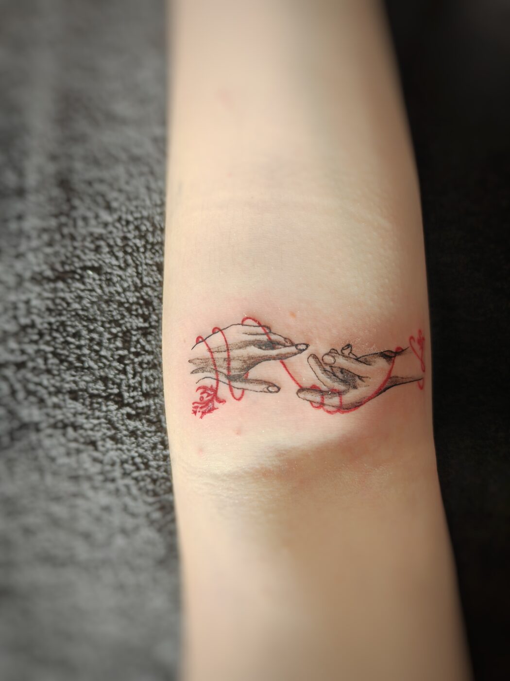 Tatouage fine line avec touche rouge