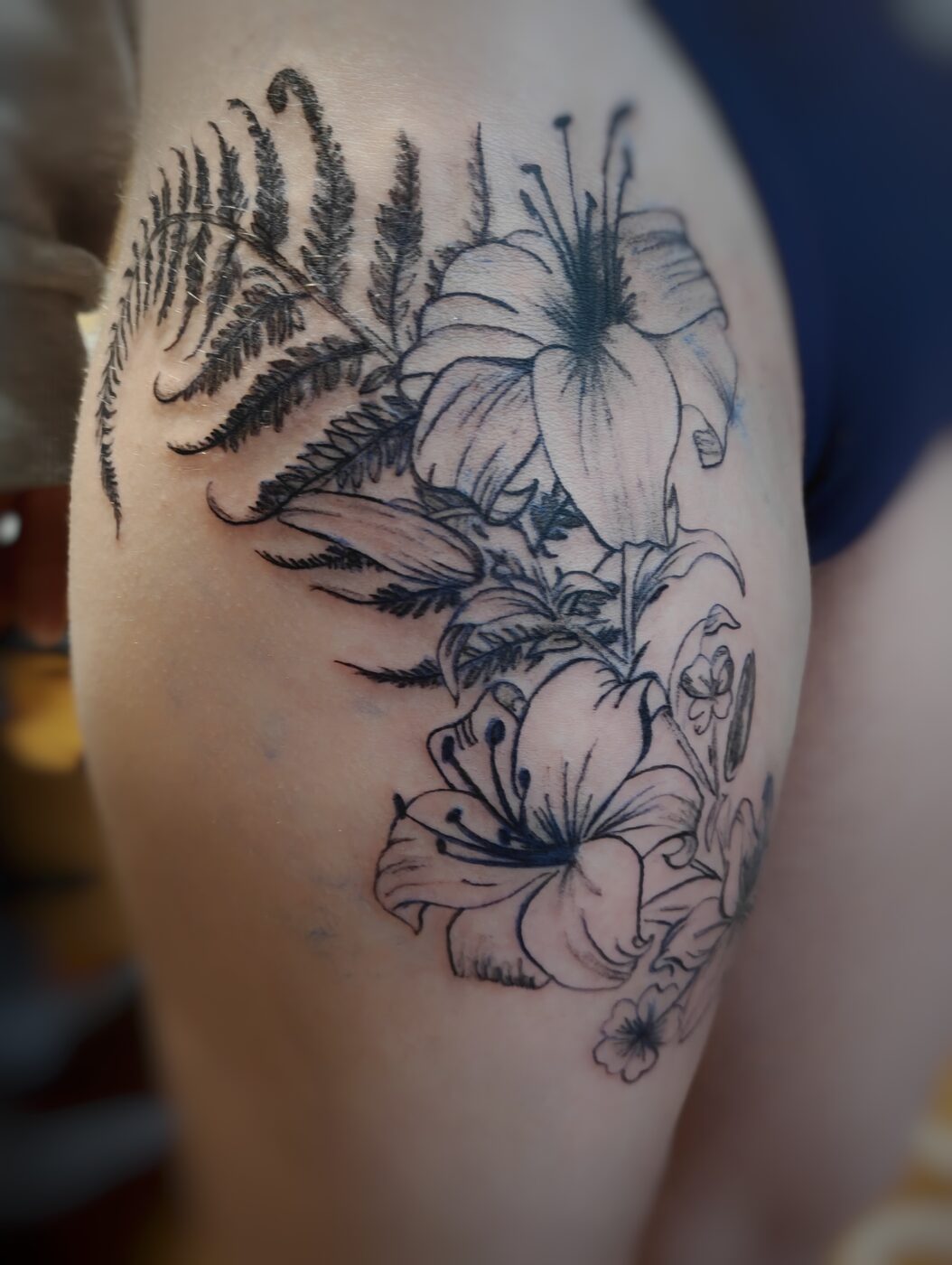 Tatouage floral fougère et lys