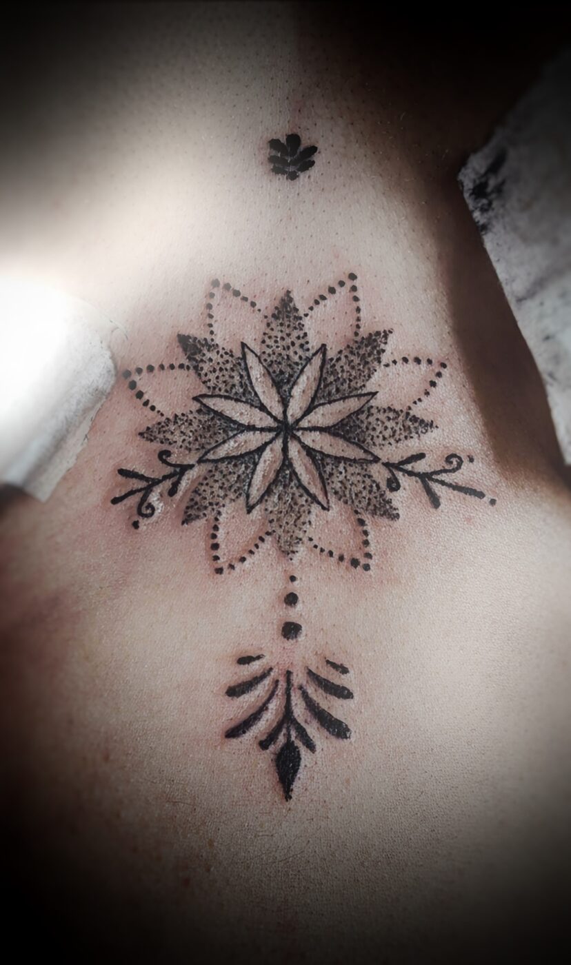 Mandala lotus sur le sternum