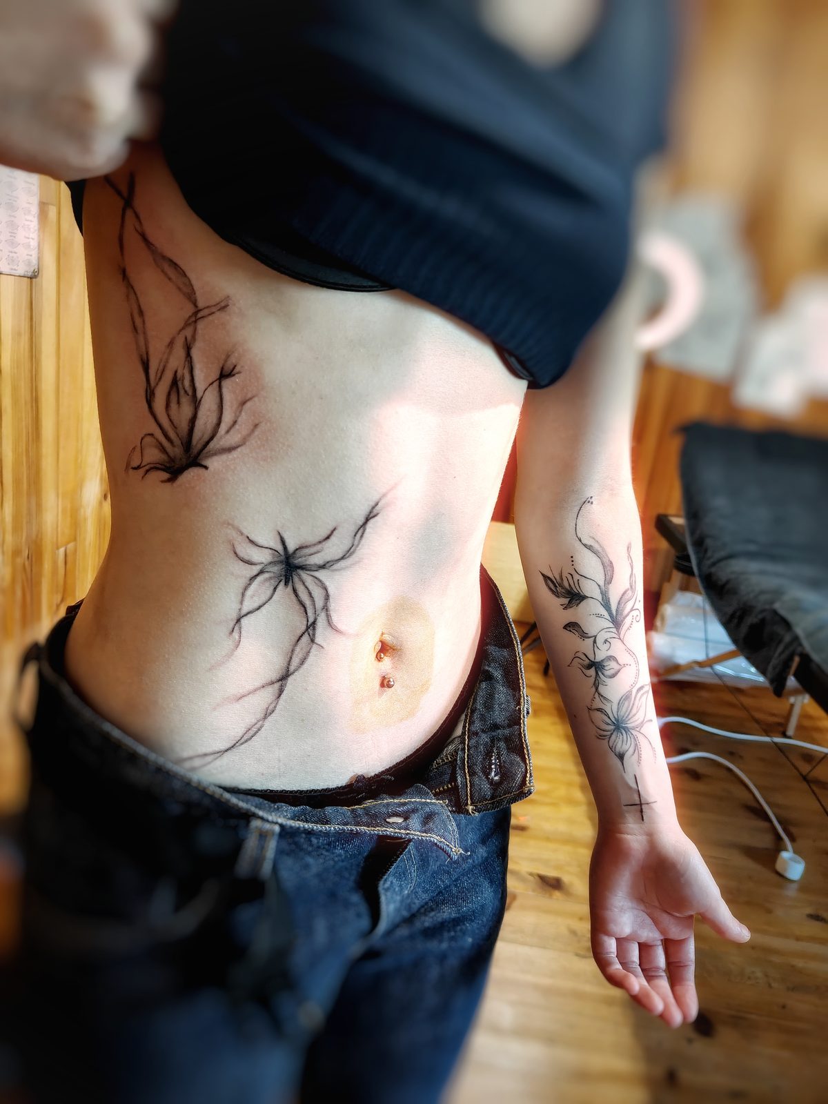 Tatouage papillon et fleurs avec effet fumée, fine line