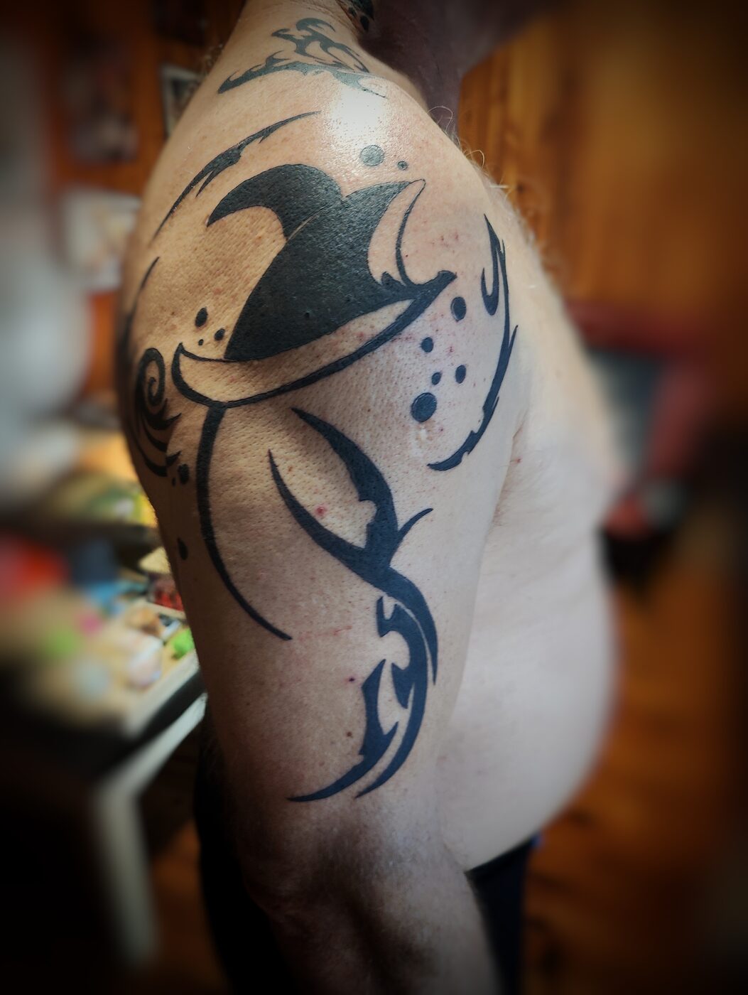 Tatouage tribal raie manta sur l'épaule