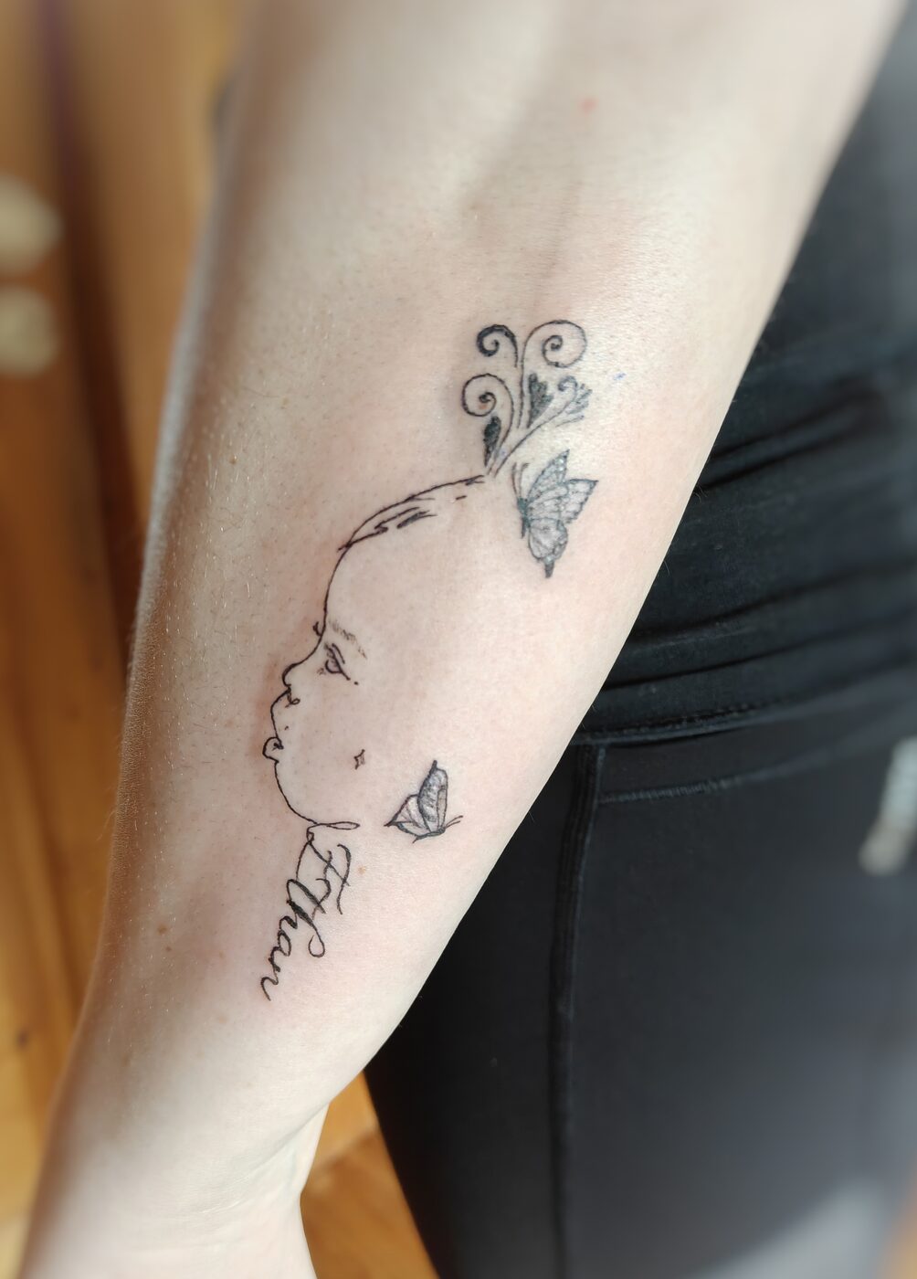 Visage de profil et papillons fine line